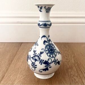Antique Meissen Germany Blue Onion Porcelain Vase Hand Painted 6.75” H‎